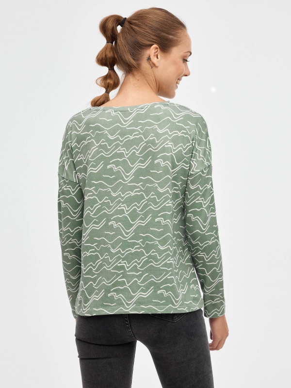 Camiseta print regular verde grisáceo vista media trasera