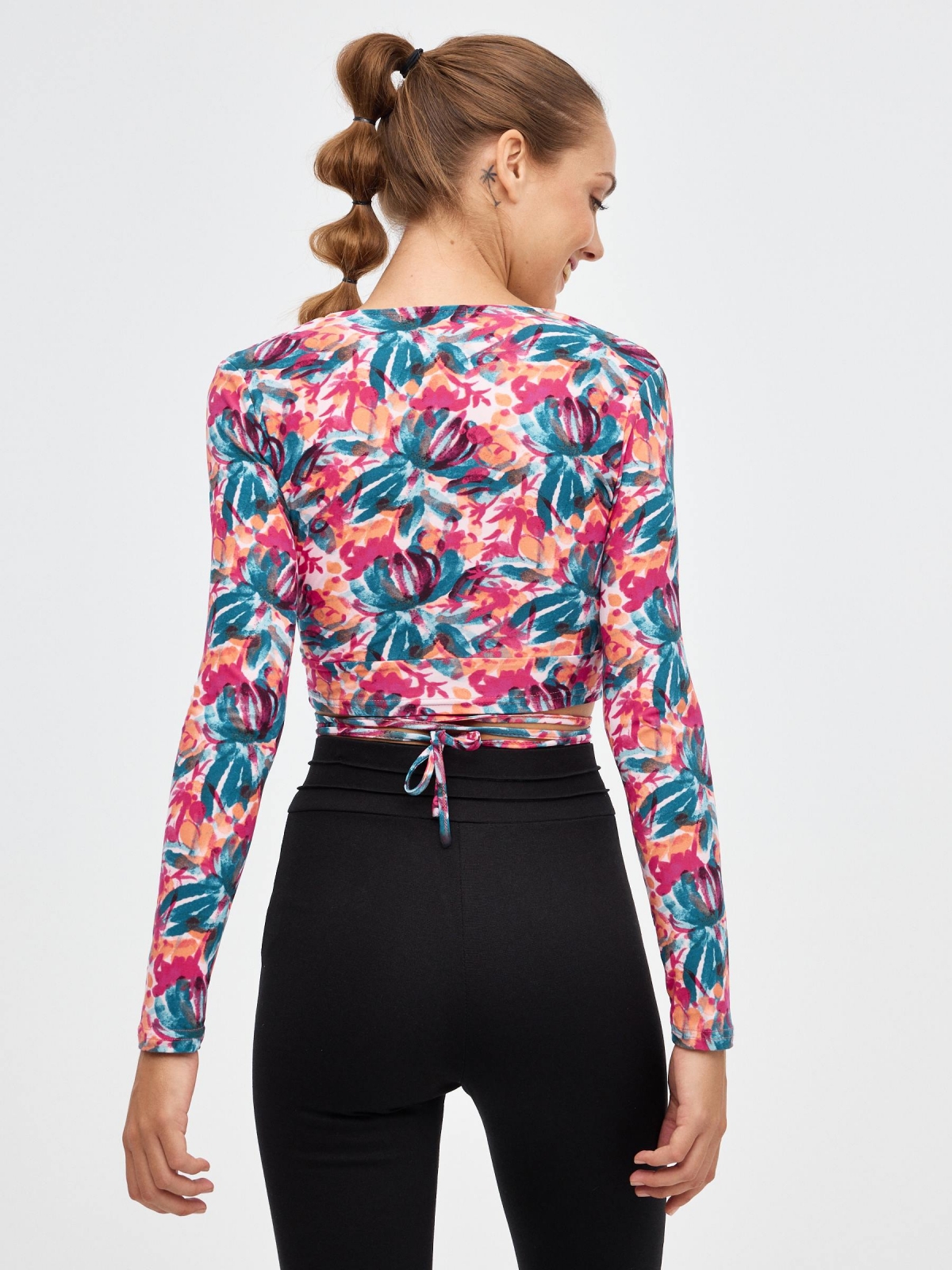 Camisa com print floral e lace up multicolorido vista meia traseira