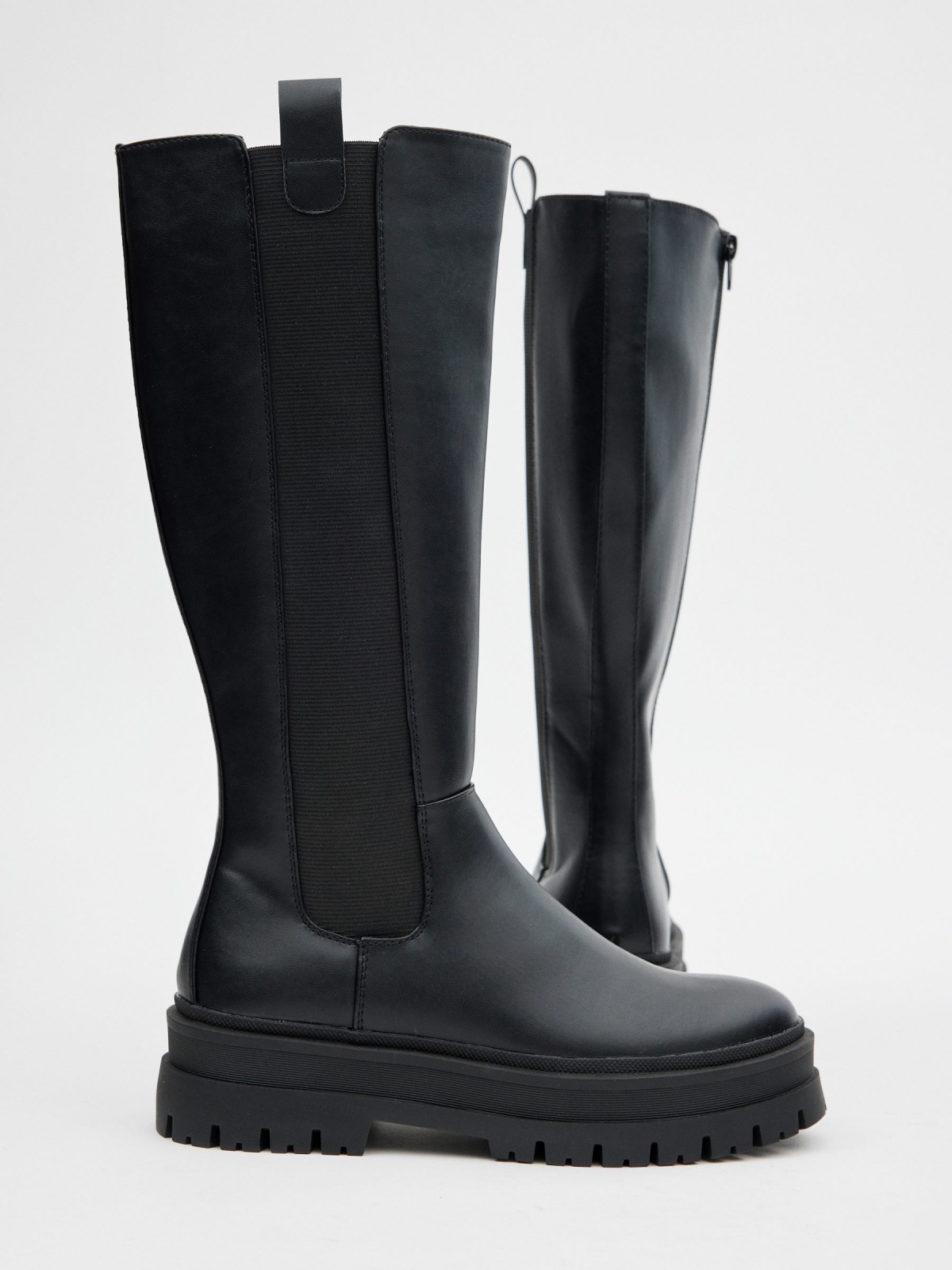 Boot with elastic and platform black detail view