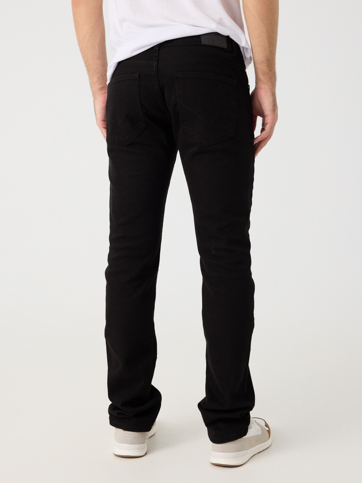Pantalón regular cinco bolsillos negro vista media trasera
