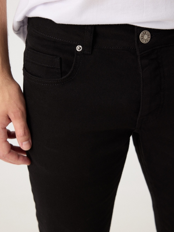 Pantalón regular cinco bolsillos negro vista detalle