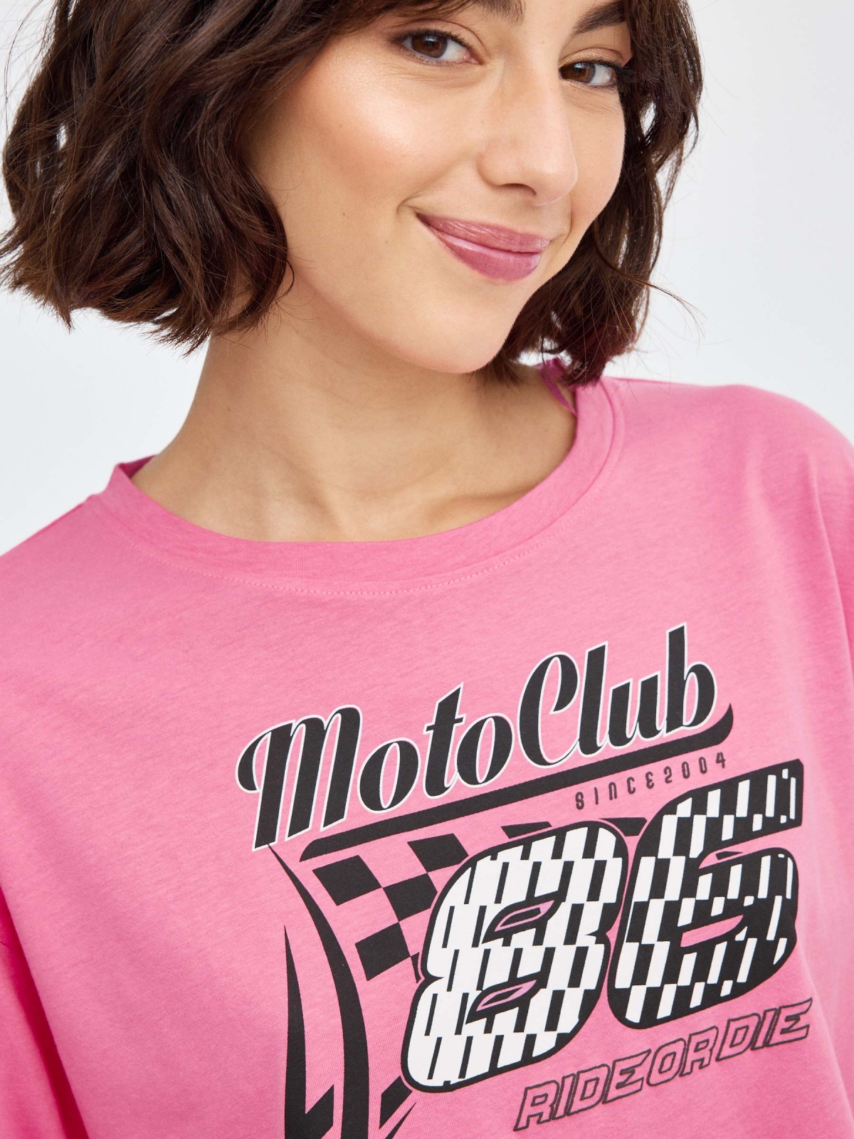 Camiseta crop Moto Club rosa vista detalle