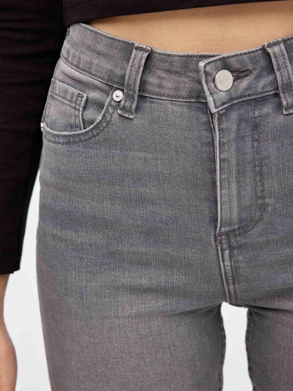 Jeans skinny push up tiro medio gris medio vista detalle