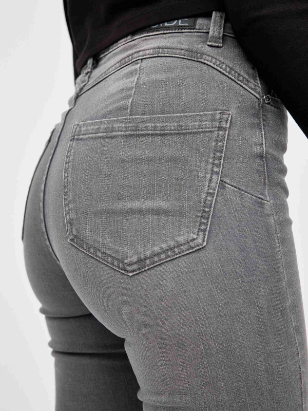 Jeans skinny push up tiro medio gris medio vista detalle