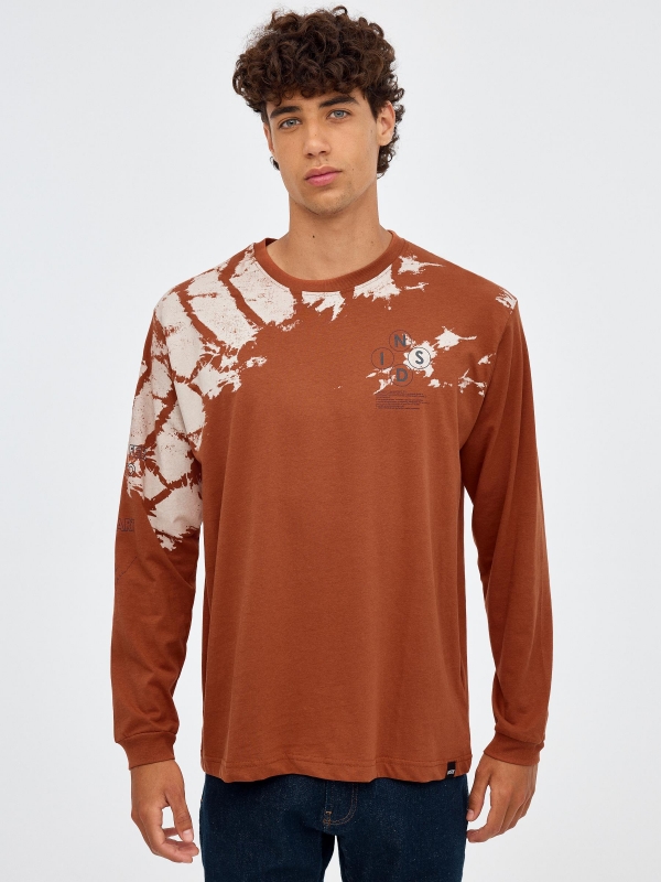 Camiseta tie&dye con texto marrón vista media frontal