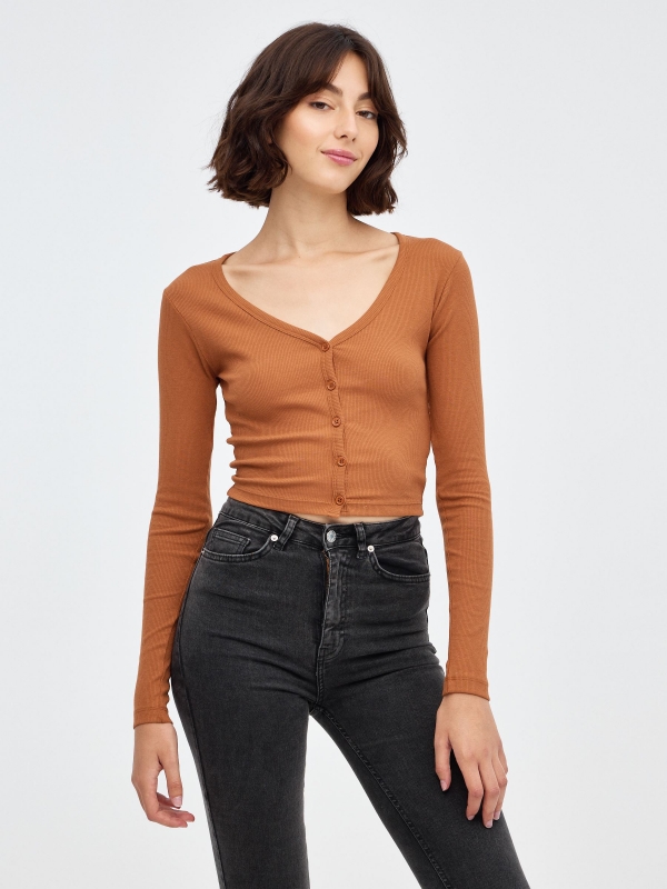 Crop T-shirt with buttons brown middle front view