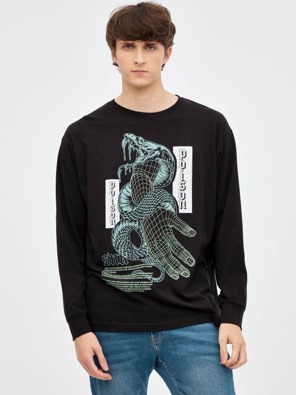 T-shirt oversized com print serpente preto vista meia frontal