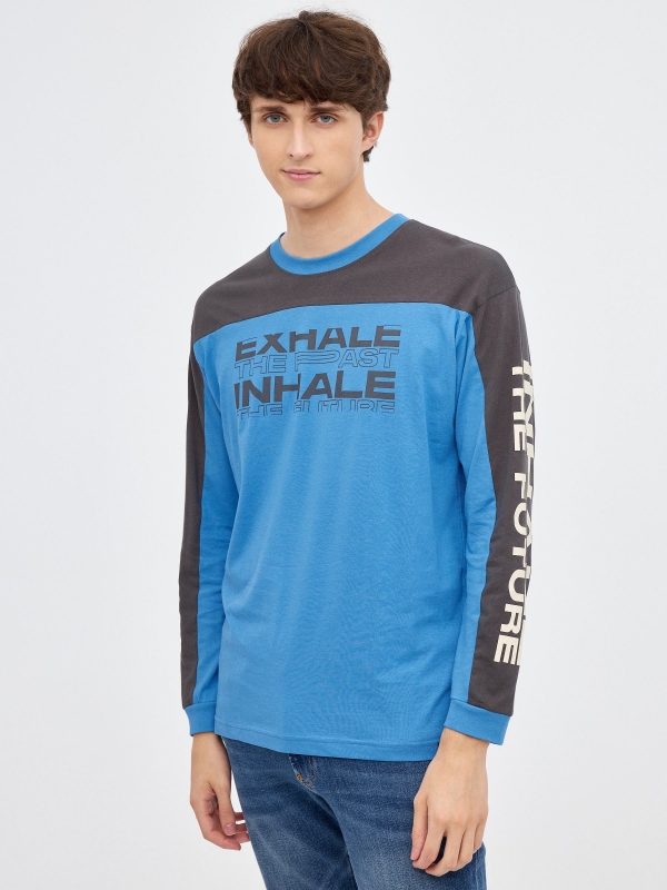 T-shirt com color block Exhale azul vista meia frontal