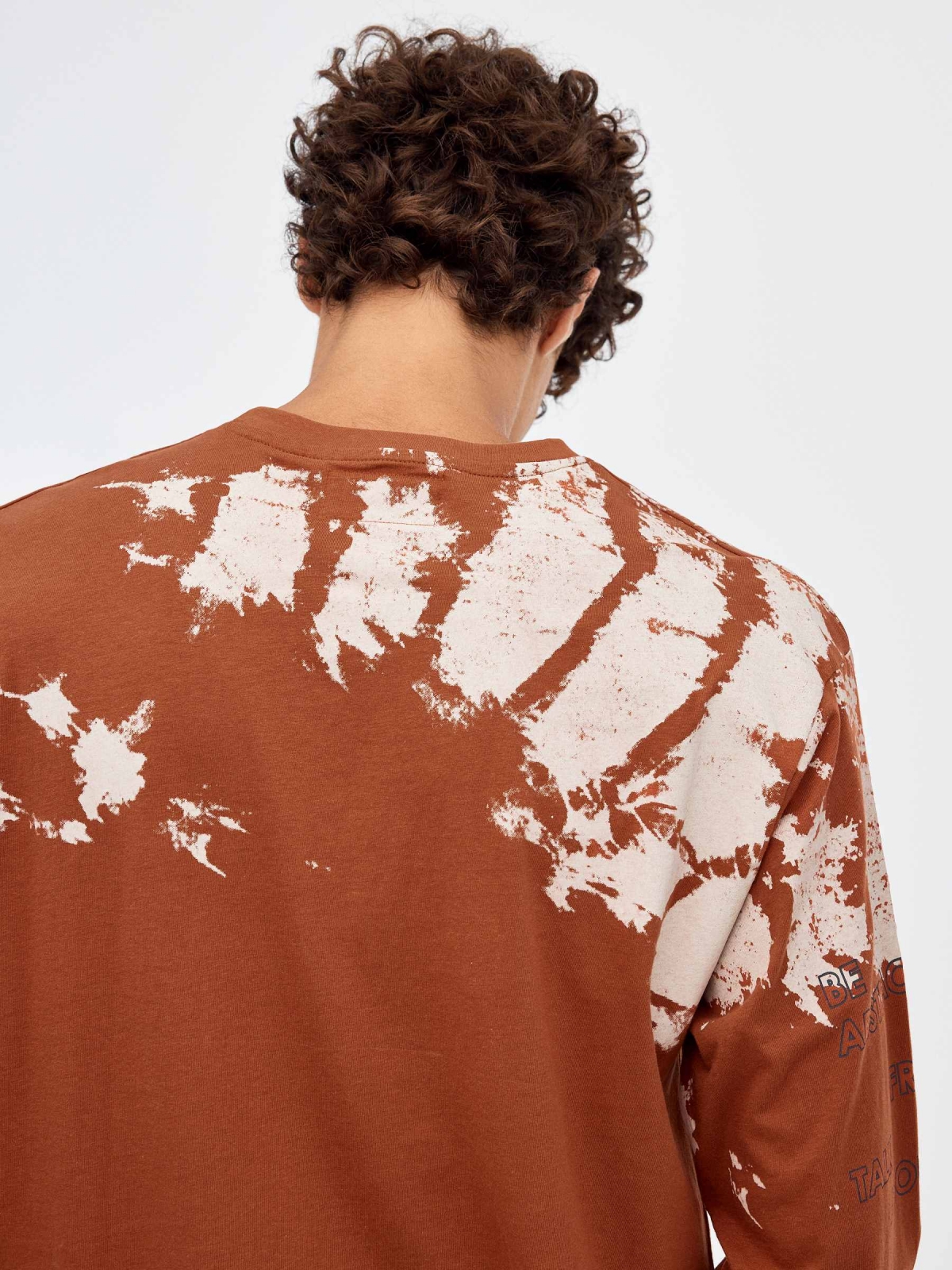Tie&dye t-shirt with text brown detail view
