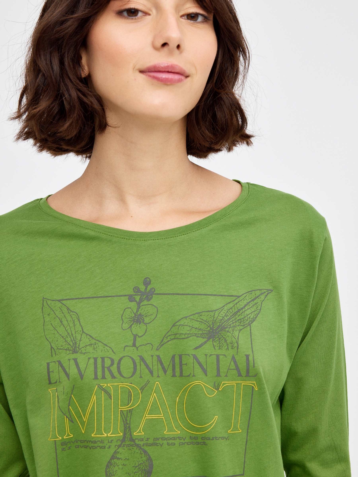 Camiseta Environmental verde oliva vista detalle