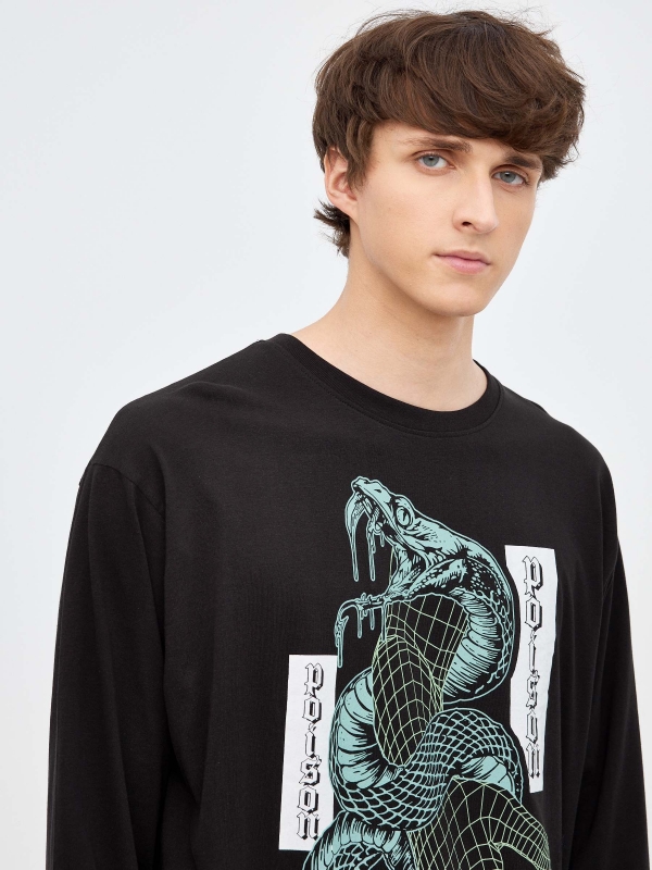 T-shirt oversized com print serpente preto vista detalhe