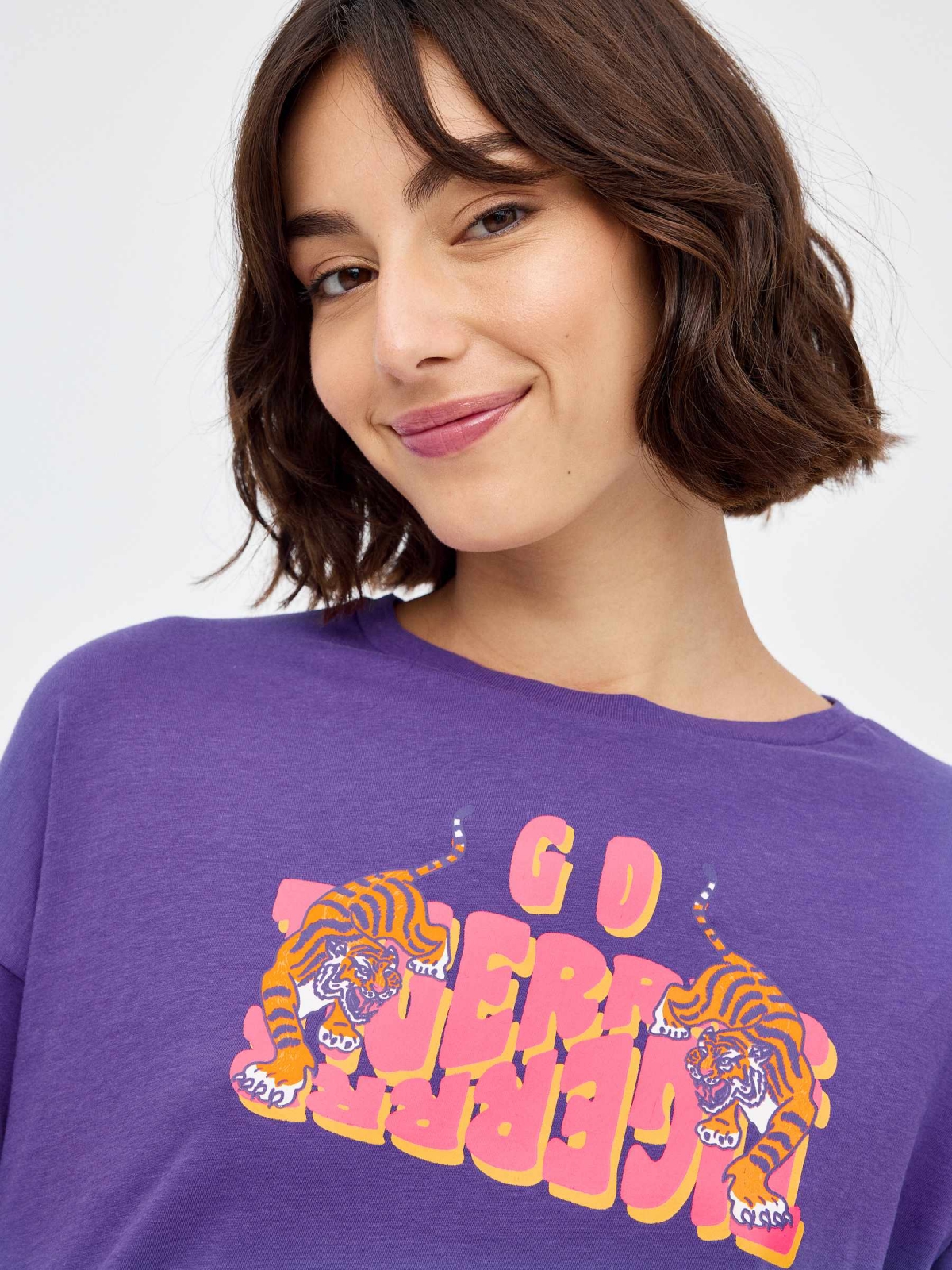 T-shirt normal do tigre violeta vista detalhe