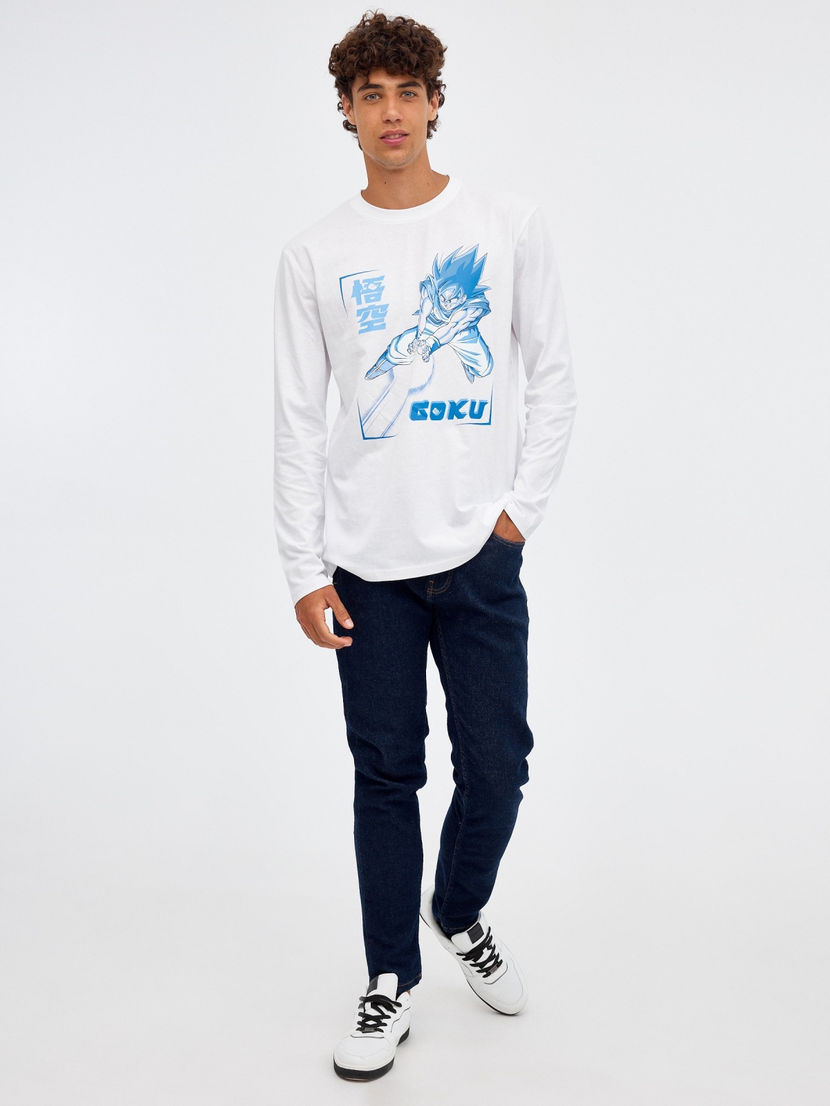 T-shirt com estampado Goku branco vista geral frontal