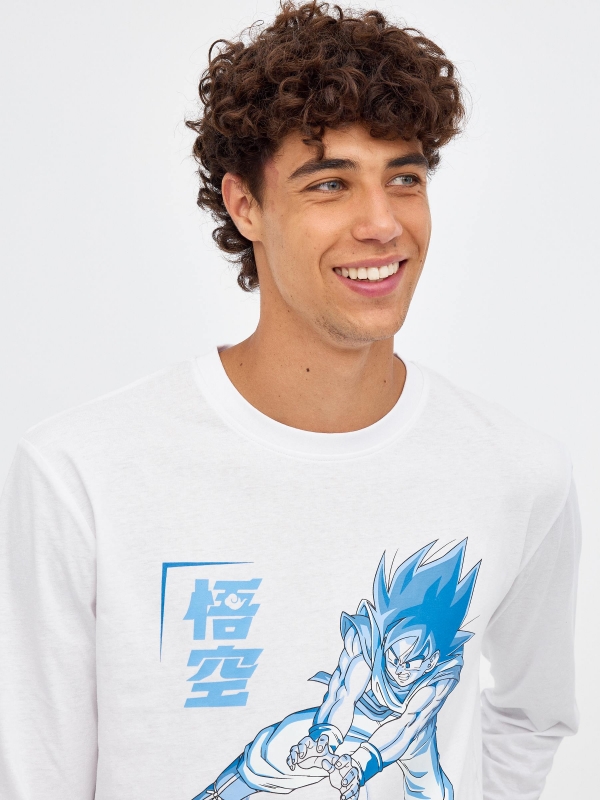 T-shirt com estampado Goku branco vista detalhe