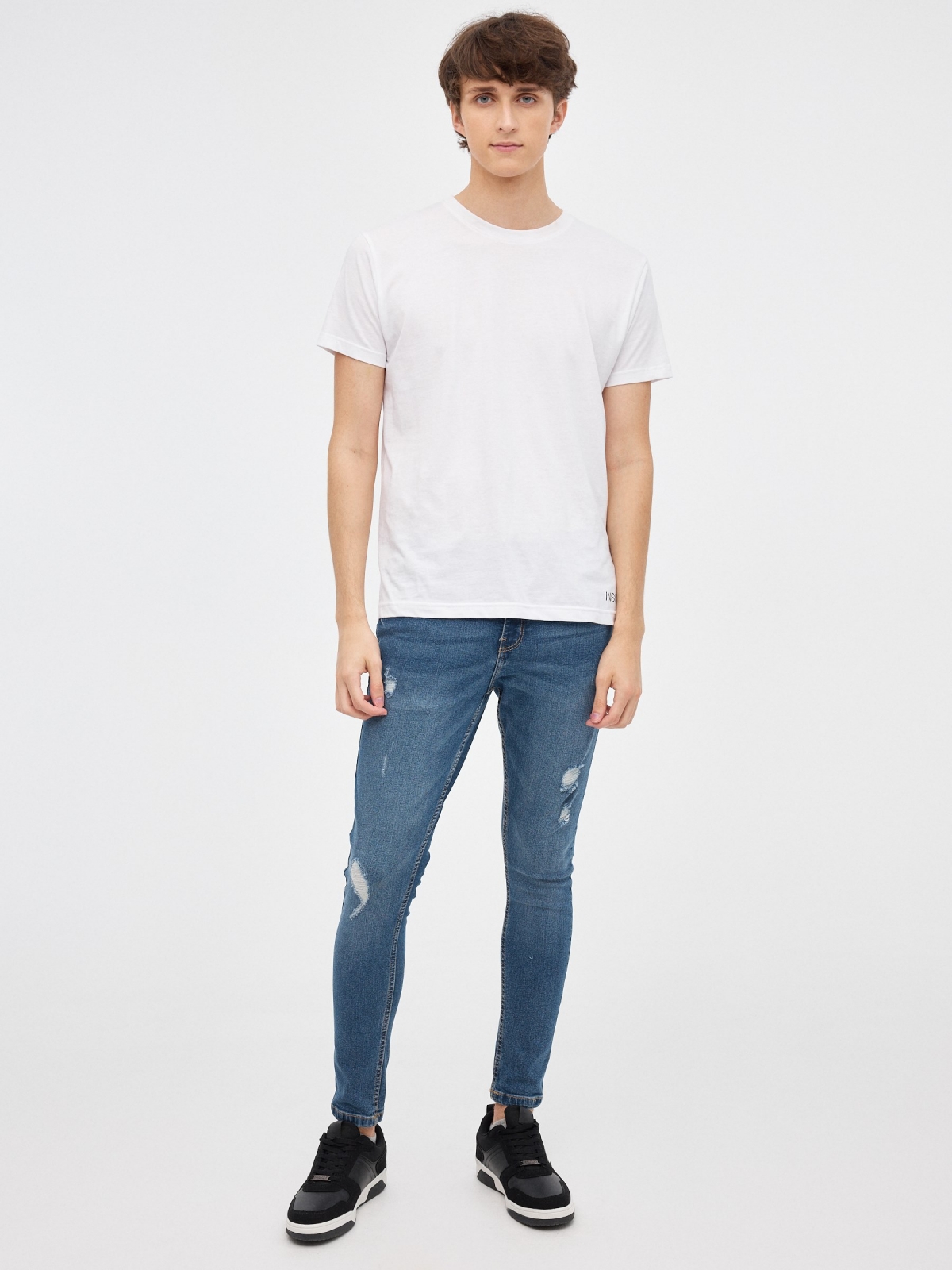 Skinny jeans with rips blue front view