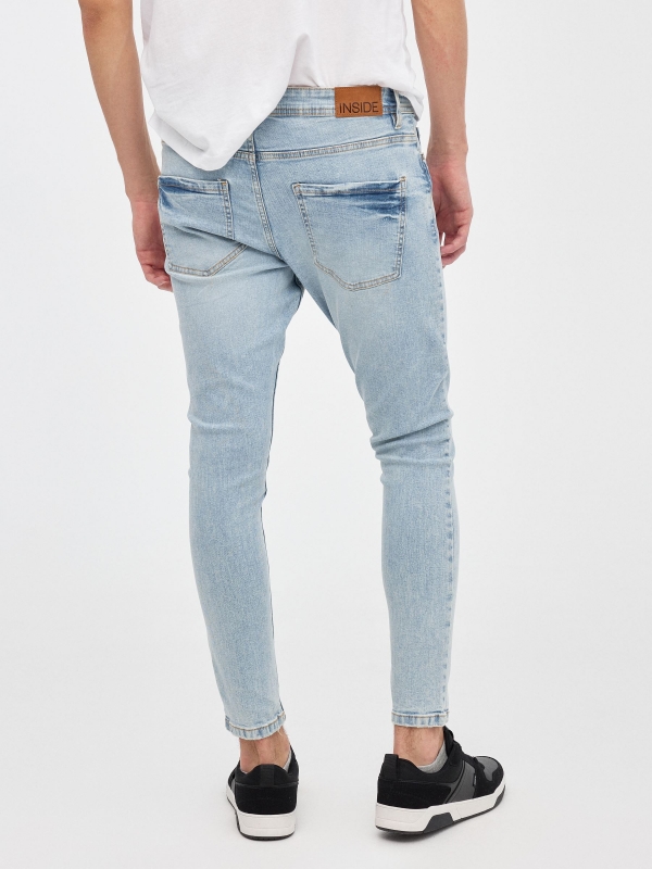 Jeans skinny denim claro azul vista media trasera