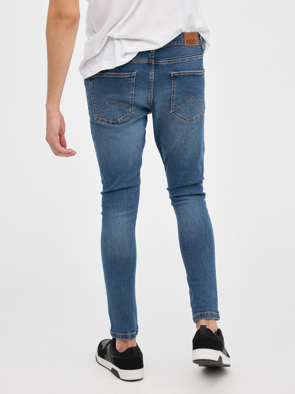 Jeans skinny con rotos azul vista media trasera