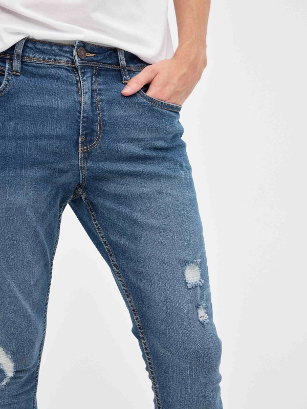 Skinny jeans with rips blue detail view