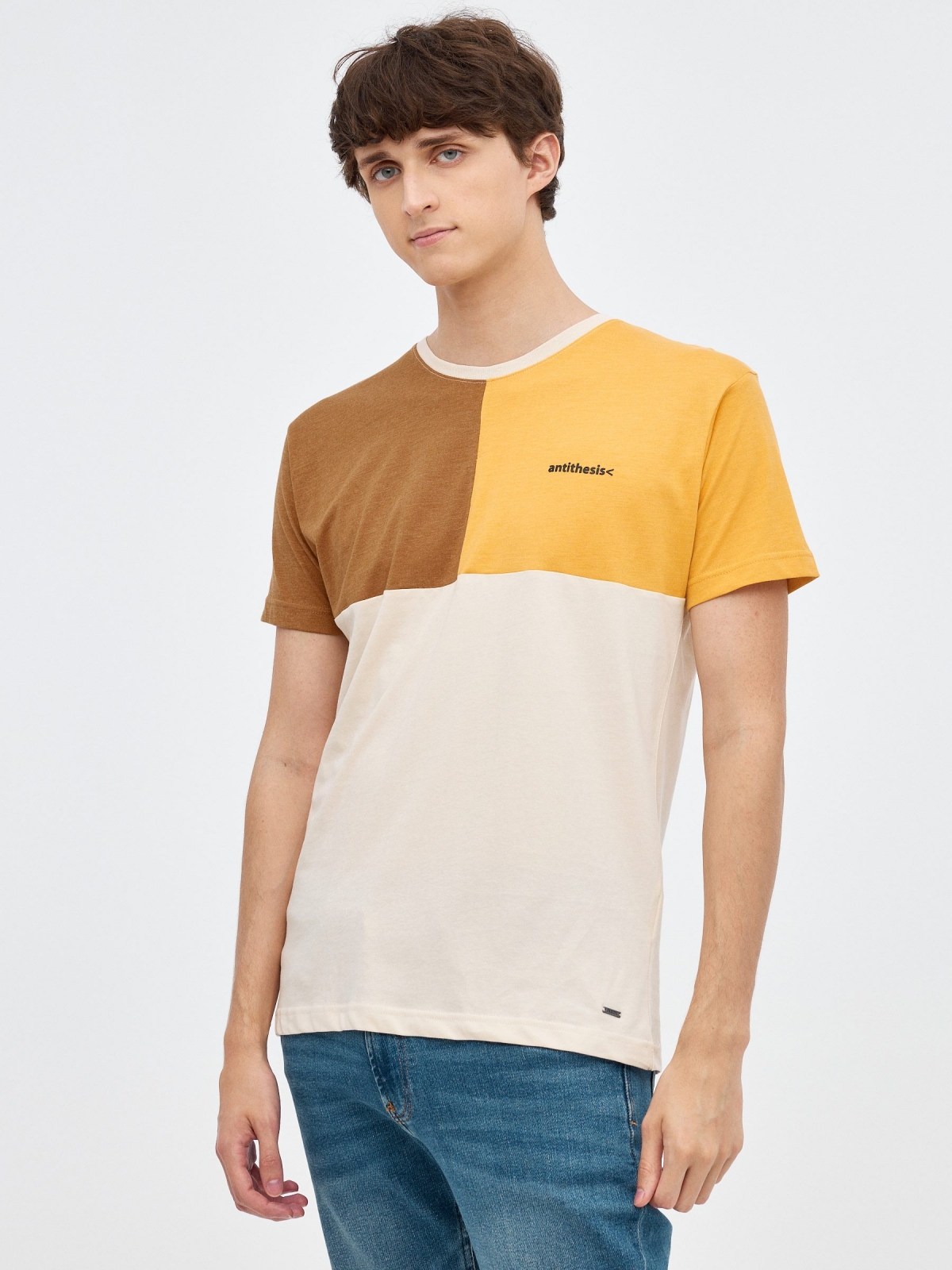 T-shirt tricolor com blocos areia vista meia frontal