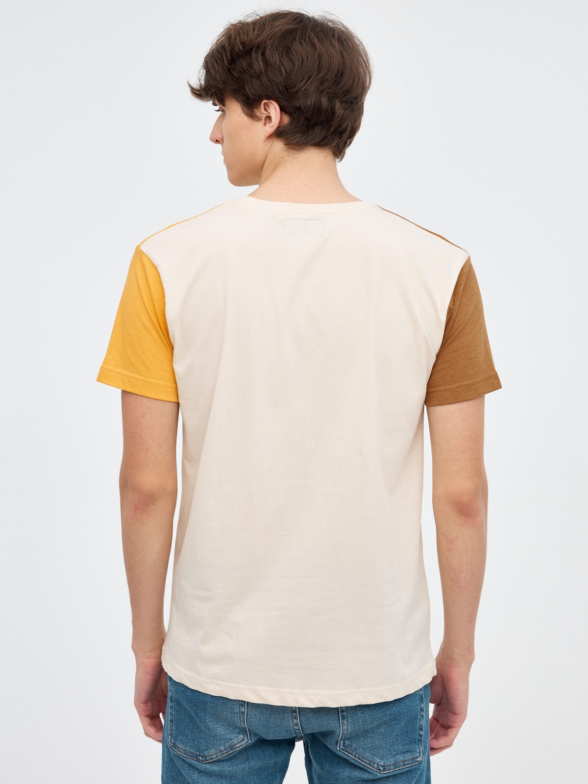 Camiseta color block tricolor arena vista media trasera
