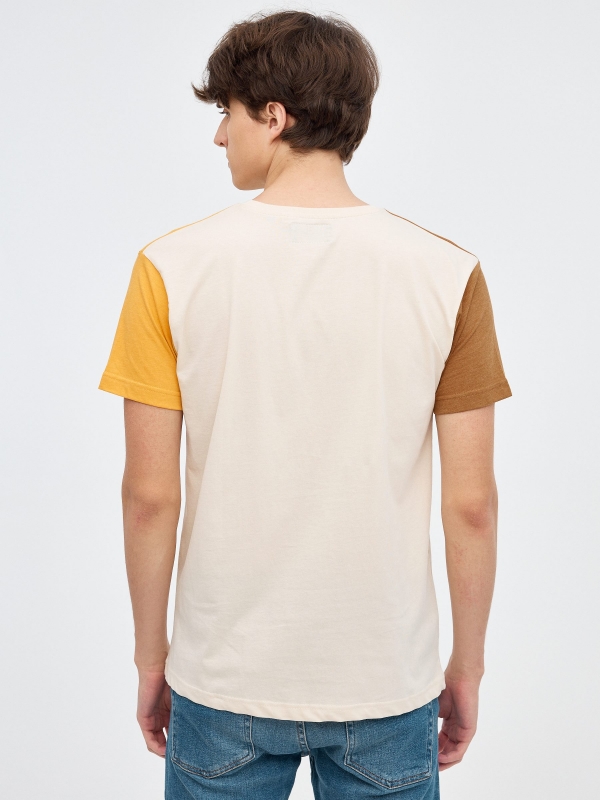 T-shirt tricolor com blocos areia vista meia traseira