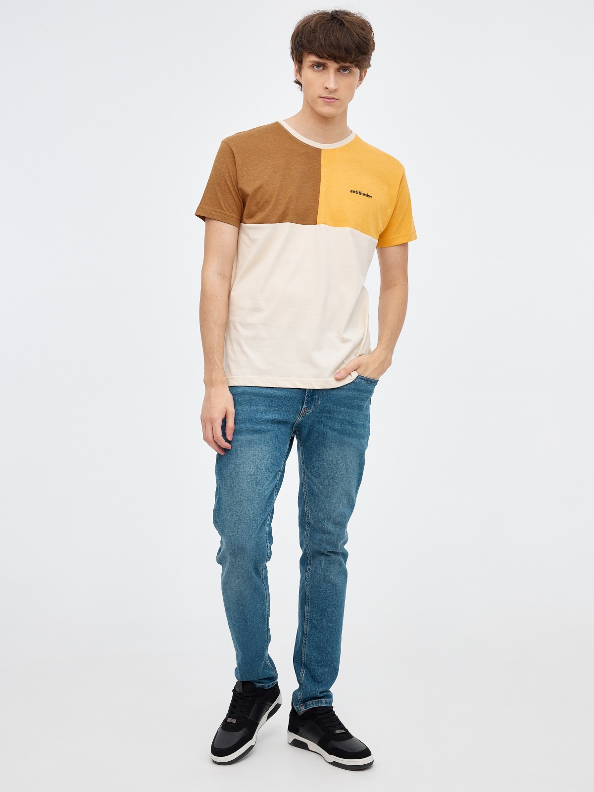 T-shirt tricolor com blocos areia vista geral frontal
