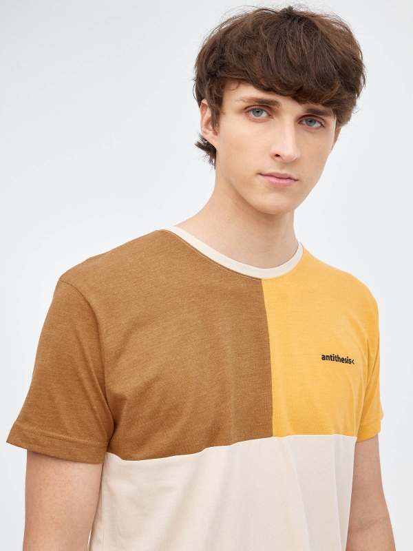 T-shirt tricolor com blocos areia vista detalhe