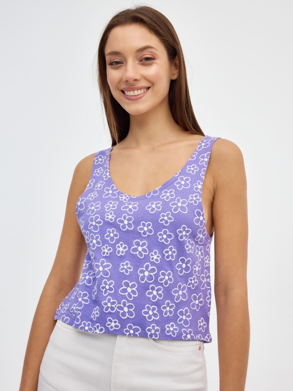Camiseta tirantes morada flores lila vista media frontal