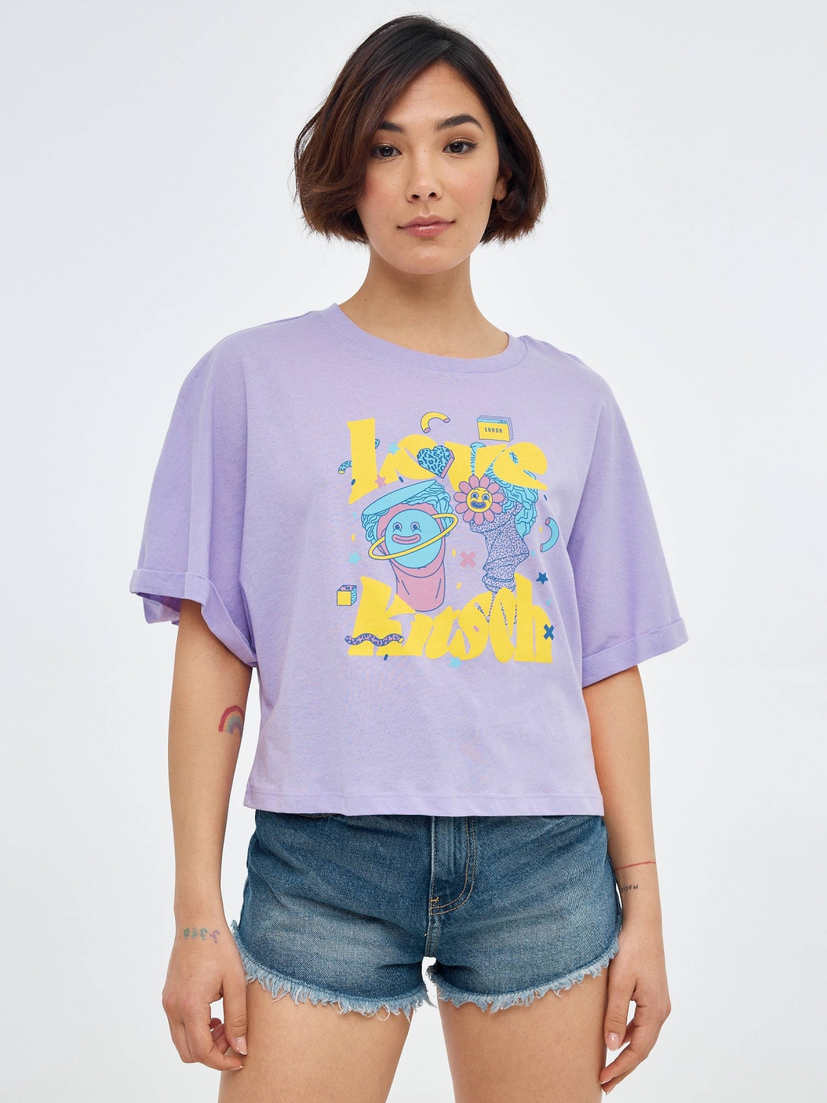 Camiseta crop estampada lila vista media frontal
