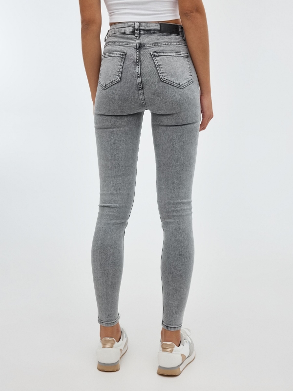Jeans skinny gris gris medio vista media trasera