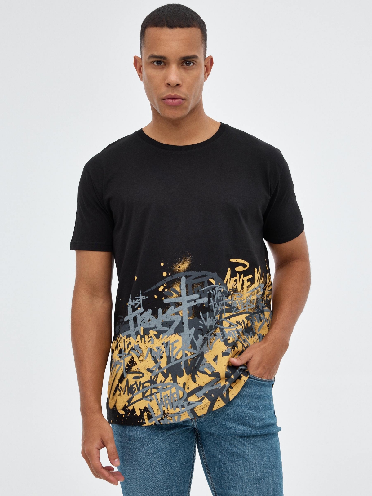 T-shirt preta com impressão de graffiti preto vista meia frontal