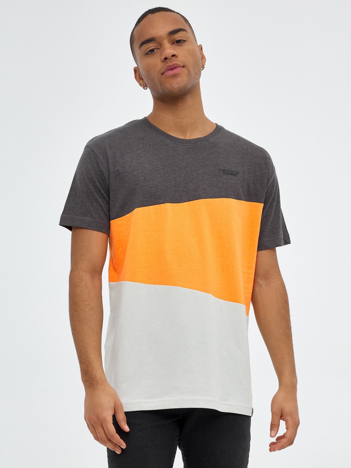 Camiseta tricolor block gris oscuro vista media frontal