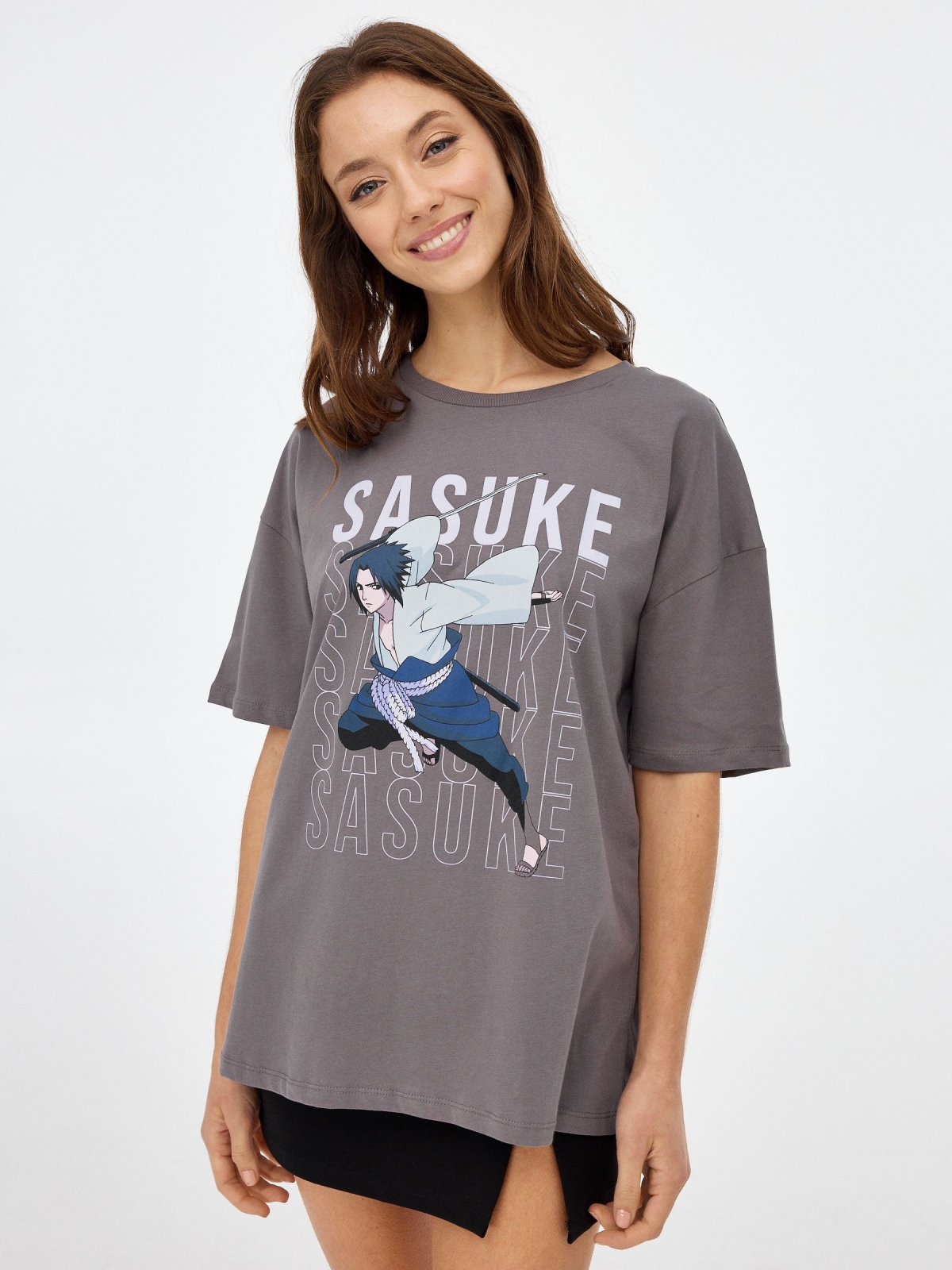 T-shirt Sasuke cinza escuro vista meia frontal