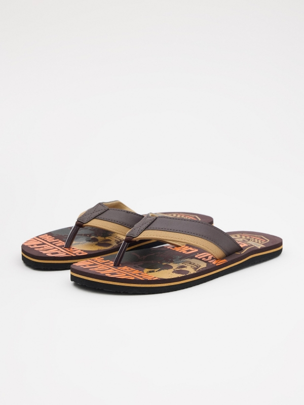 Patent leather thong sandal earth brown 45º front view