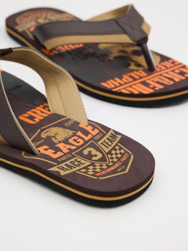 Patent leather thong sandal earth brown detail view