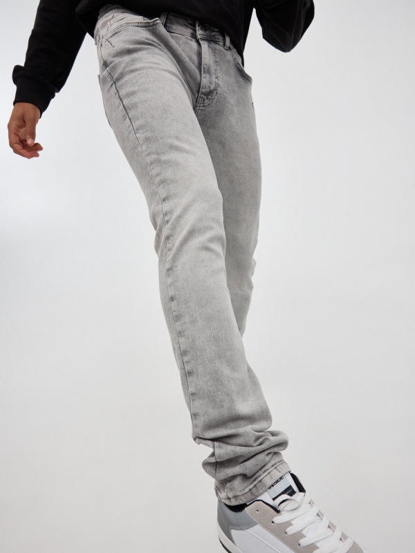 Jeans slim gris claro gris vista detalle