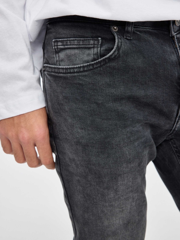 Jeans slim negro vista detalle