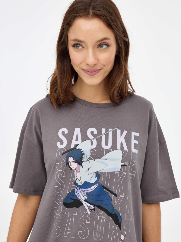  Camiseta Sasuke gris oscuro primer plano