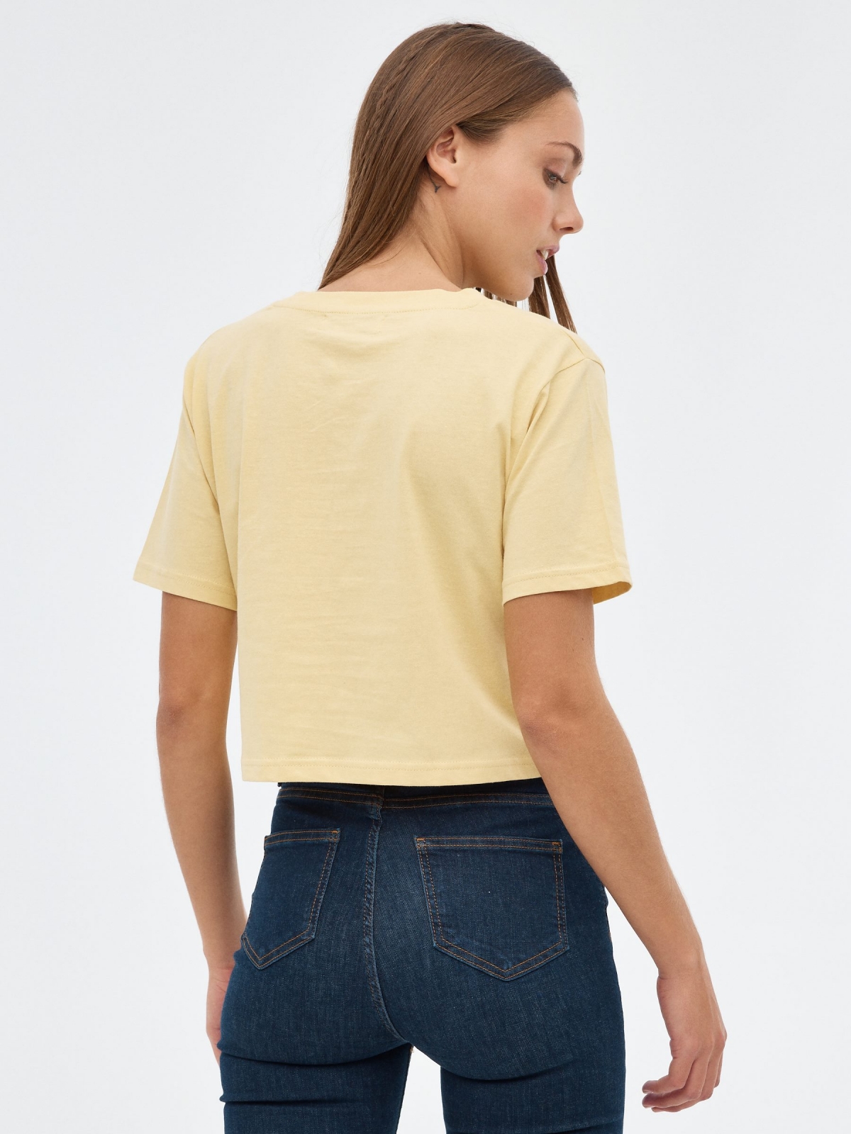 Camiseta crop morada amarillo pastel vista media trasera