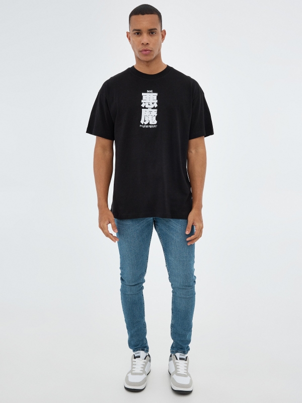 Camiseta oversized japonesa negro vista general frontal