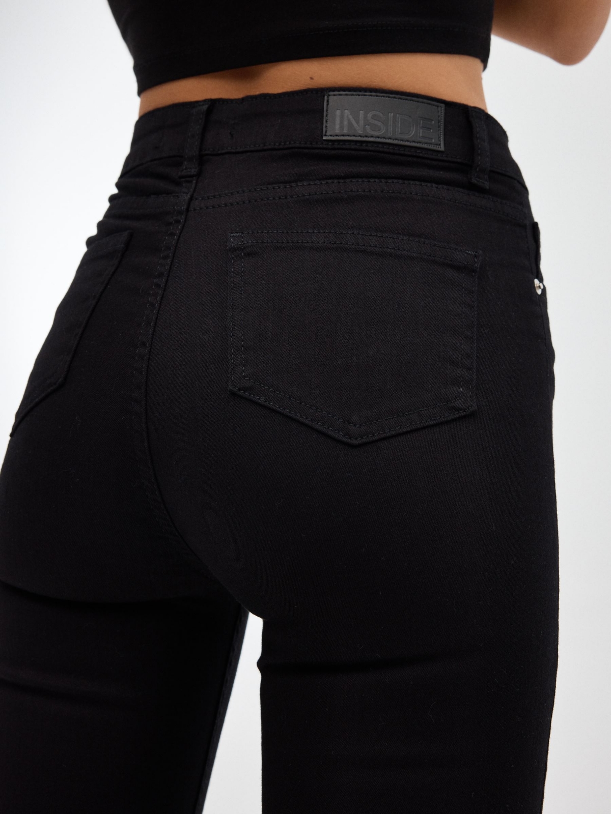 Pantalón básico skinny negro vista detalle