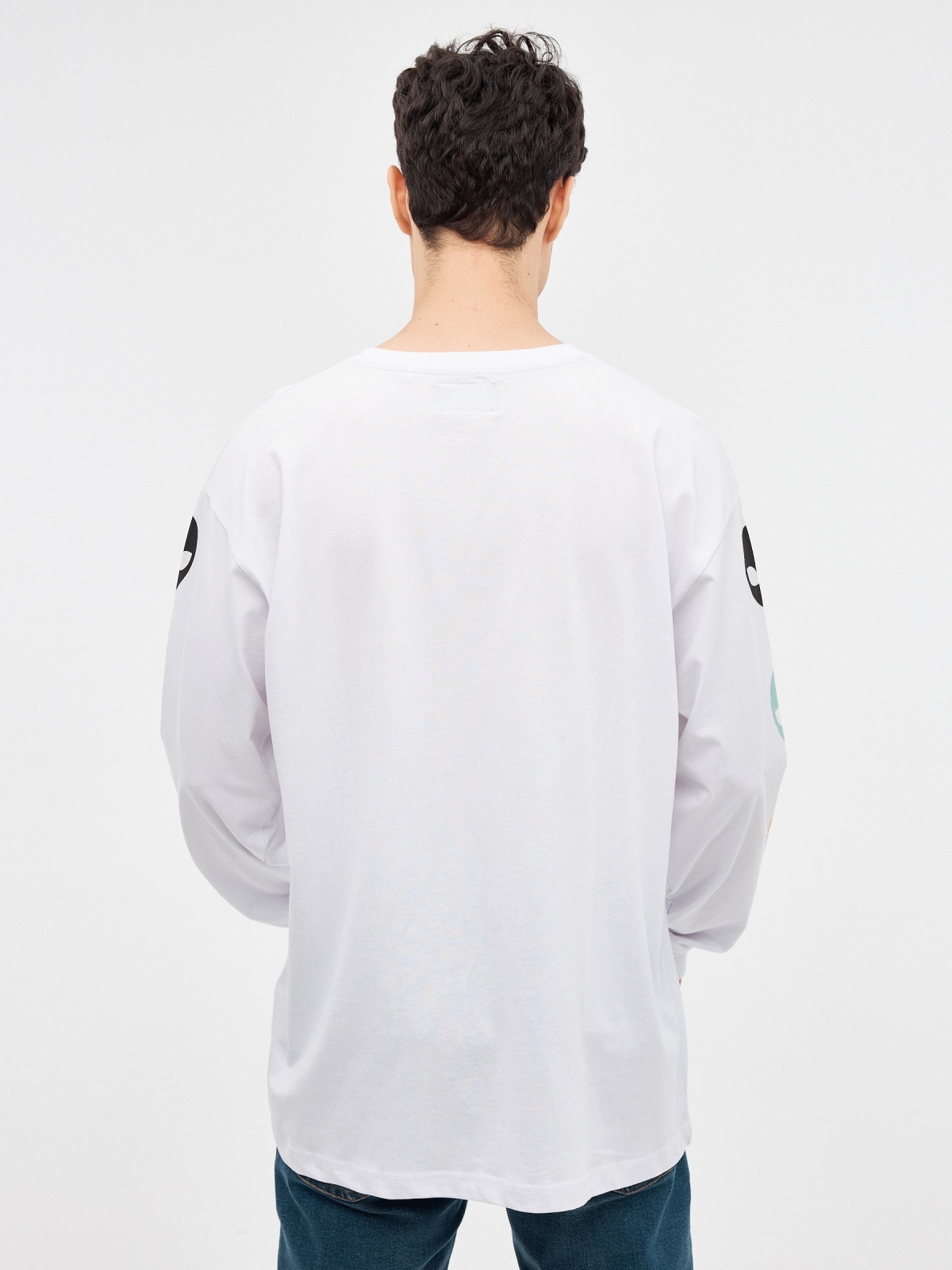 T-shirt com print Aliens branco vista meia traseira