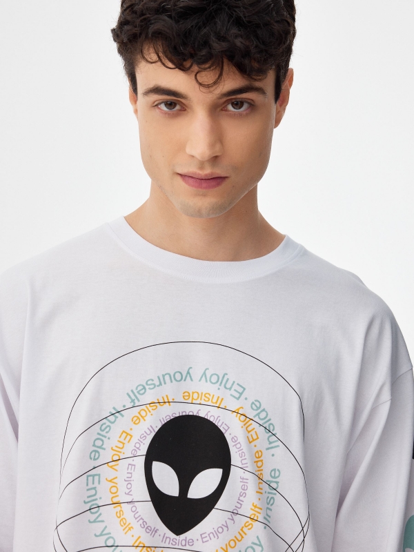 T-shirt com print Aliens branco vista detalhe