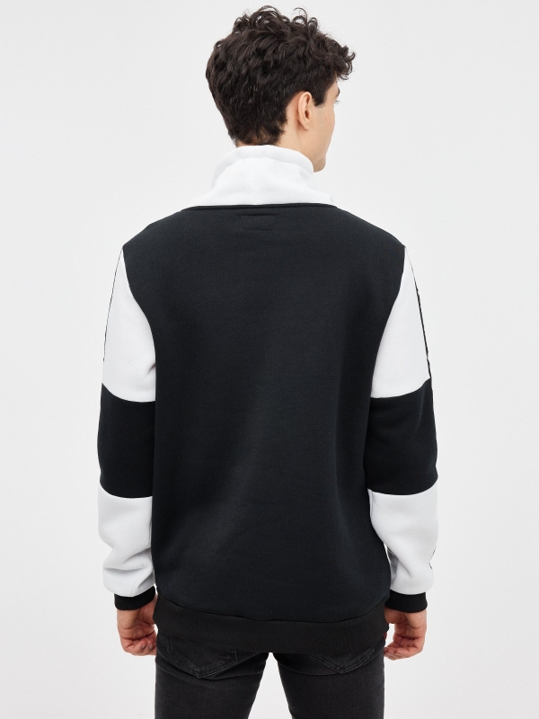 Sweatshirt com gola envolvente preto vista meia traseira