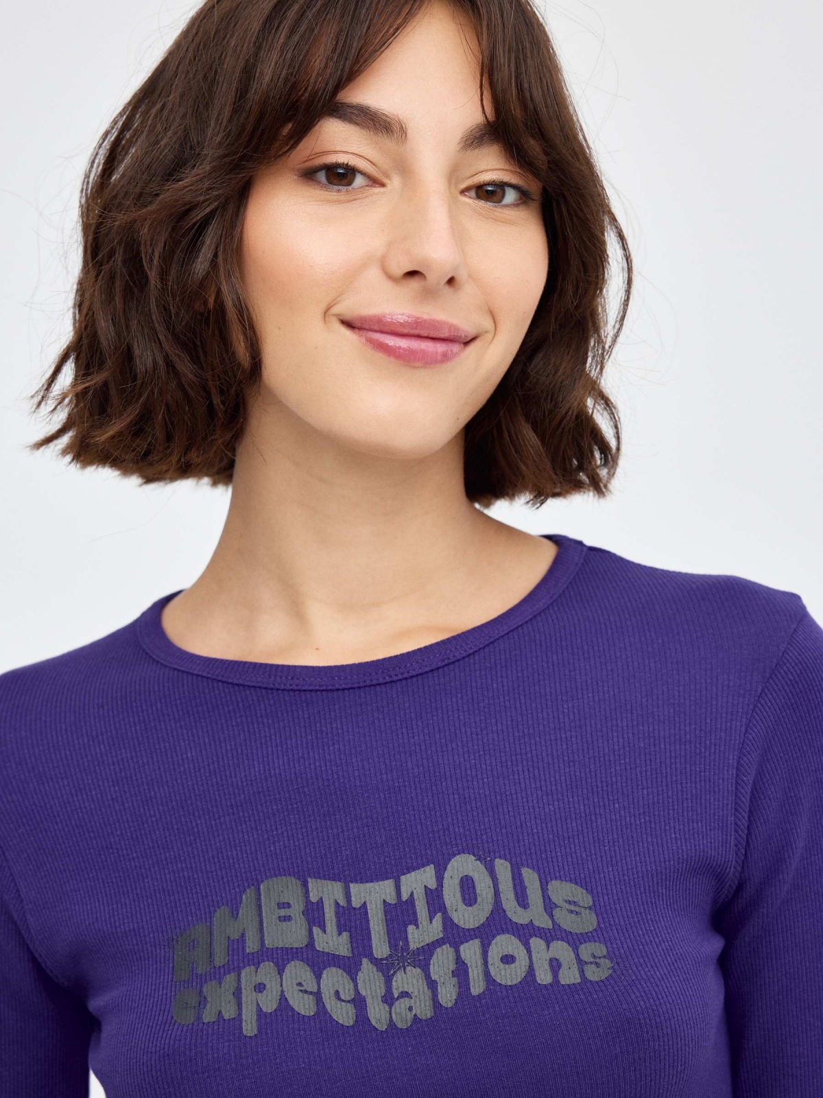 T-shirt Ambitious violeta vista detalhe