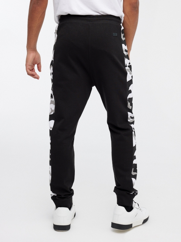 Pantalón jogger felpa camuflaje negro vista detalle