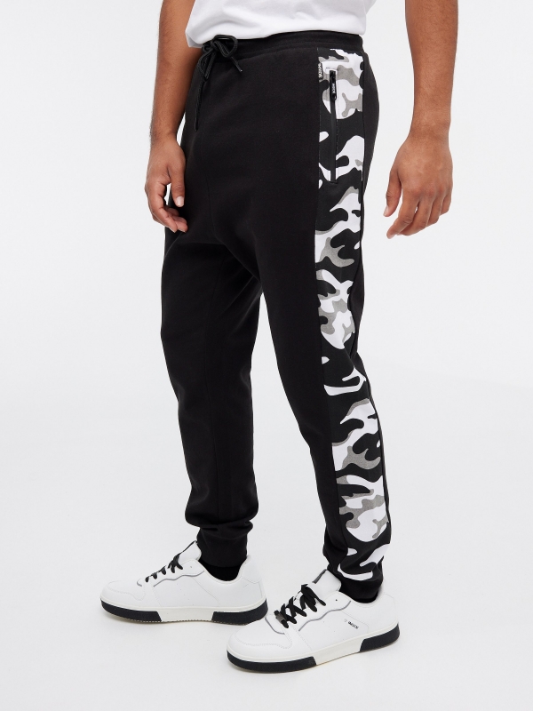 Pantalón jogger felpa camuflaje negro vista detalle