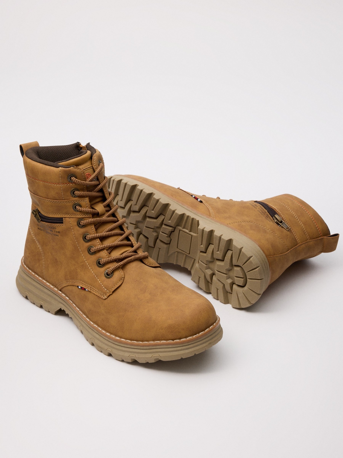 Mountaineering boot with zipper yellow detail view