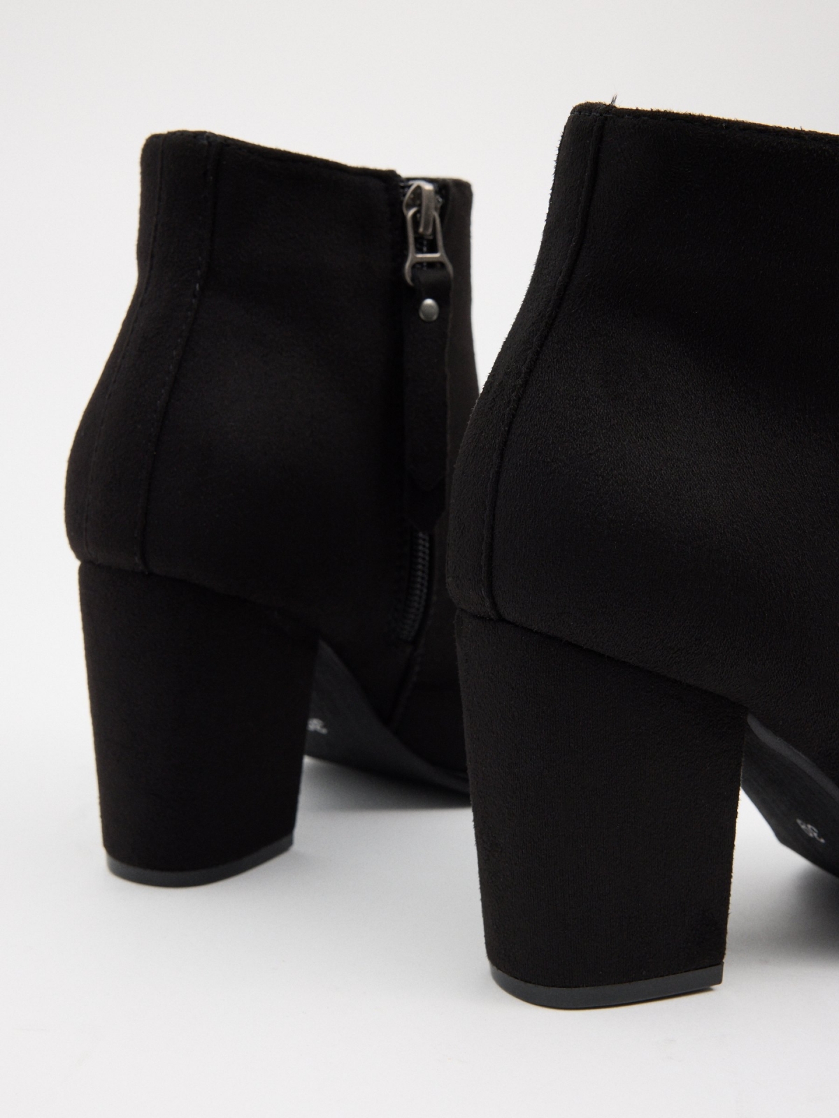 Basic ankle boots with wide heel black detail view