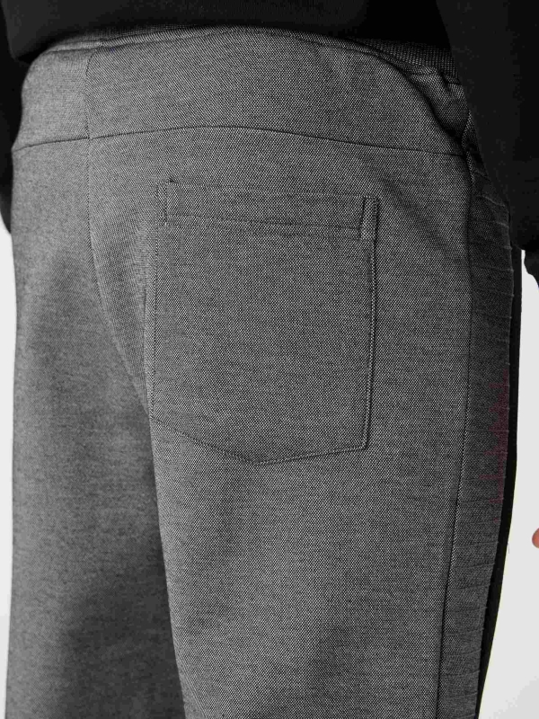 Pantalón jogger con cremalleras gris vista detalle